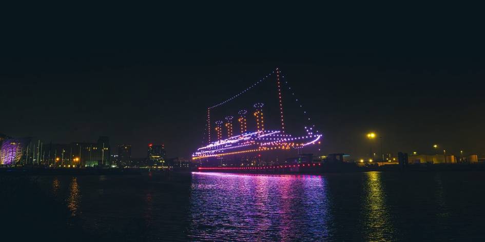 “Титаник” яна денгизга чиқди: ёруғлик шоусида лайнер 950 та дрон ёрдамида қайта тикланди (видео)